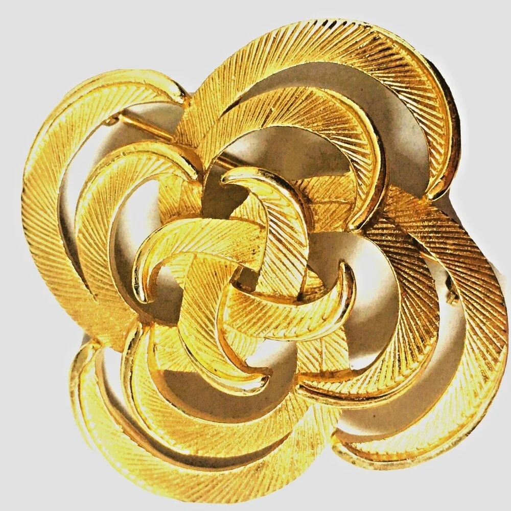 Vintage Trifari Signed Lovers Knot Brooch Pin Brushed Gold Plated Celtic Knot